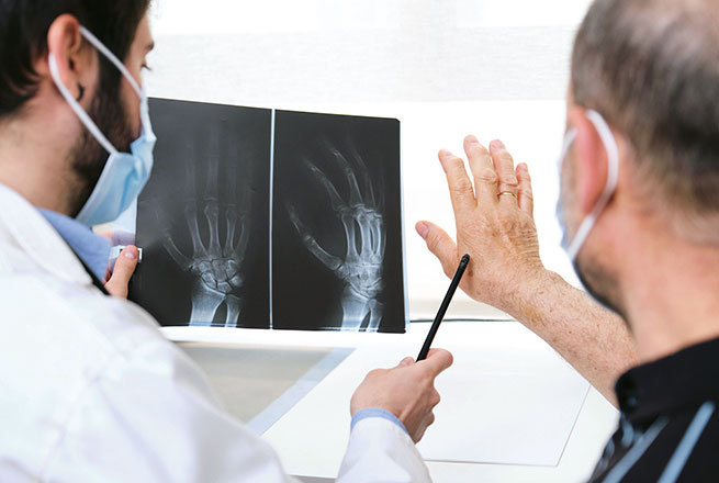Des chercheurs tentent de préserver le cartilage des articulations en y injectant des cellules souches. © Getty Images